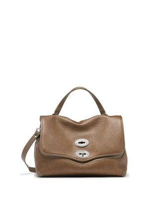 Borsa a mano in pelle marrone texturizzata con manico superiore, chiusura a patta, fibbie doppie argento a scatto e tracolla staccabile.