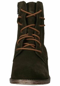 Stivaletto in suede verde scuro con lacci e cuciture marroni. Presenta una punta rotonda e una suola testurizzata per una migliore aderenza.