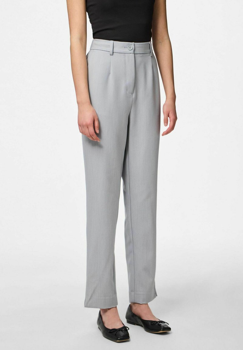 Pelēki augsto jostasvietu bikses ar krokām, priekšējo pogu aizdari un jostas cilpām, ar taisnu kāju griezumu un gludu tekstūru.