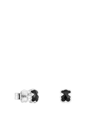 Pendientes de studs en forma de oso facetado negro con base en tono plateado. Los bordes lisos y pulidos destacan el diseño juguetón.
