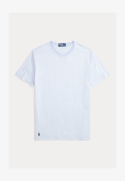 Ανοιχτό μπλε βαμβακερό T-shirt με λεπτές λευκές ρίγες, στρογγυλή λαιμόκοψη, κοντά μανίκια και μικρό ναυτικό λογότυπο στα αριστερά.