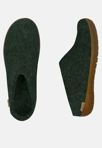 Mørkegrønne filt slip-on sko med åben tå, gummisål og tekstureret overflade. Har diskret branding på siden.