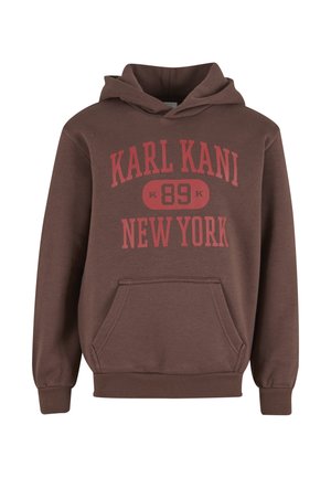 Brązowa bluza z kapturem z przednią kieszenią, z czerwonym napisem: „KARL KANI 89 NEW YORK.” Miękka tkanina z mieszanki bawełny i ściągacze przy rękawach.