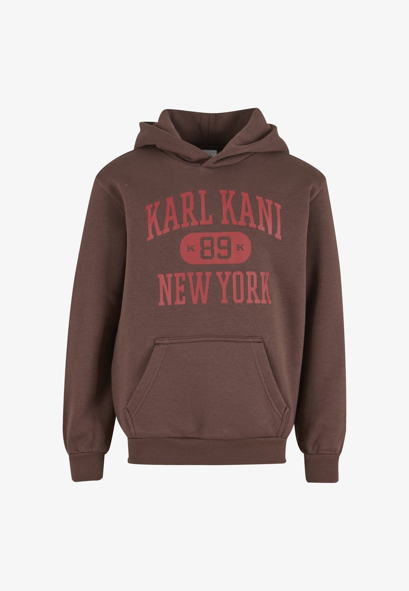 Sweat à capuche marron avec une poche avant, portant un texte rouge : « KARL KANI 89 NEW YORK ». Tissu en mélange de coton doux et poignets côtelés.