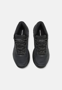 Baskets de sport noires avec une tige en mesh, un design texturé, des lacets contrastants et un col rembourré. Semelle en caoutchouc durable pour une meilleure traction.