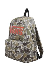 Zaino mimetico nelle tonalità di verde, marrone e grigio. Caratterizzato da un grande scomparto, una tasca frontale e un logo "VANS" rosso ben visibile.