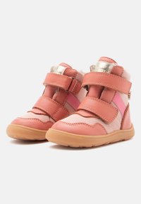 Høye barne sko i nyanser av rosa. Laget av lær og tekstil, med to borrelåser, teksturerte detaljer og gummisåle.