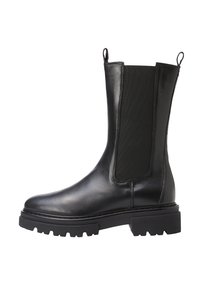 Schwarze Leder Chelsea-Boots mit elastischen Seitenpaneelen, Zuglaschen und derben Profilsohlen, von der Außenseite gezeigt.