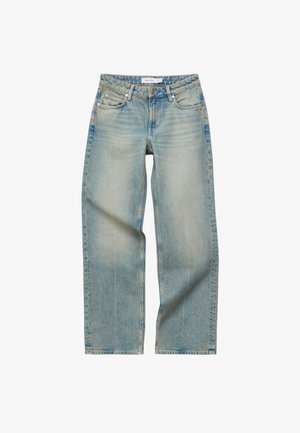 Lyseblå jeans med lige ben, falmede detaljer, knap- og lynlåslukning foran, bæltestropper samt lommer foran og bagpå.