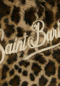 Pelo artificiale leopardato con testo ricamato "Saint Bart" in crema, caratterizzato da una superficie morbida e testurizzata e tonalità variabili di marrone.