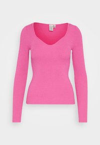 Růžový svetr s dlouhým rukávem a žebrovanou strukturou. Má kulatý výstřih a přiléhavý střih, který zvýrazňuje texturu a tvar.