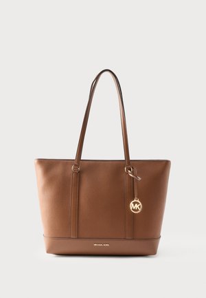 Borsa tote in pelle marrone con due manici a spalla e un ciondolo rotondo con logo dorato appeso sul lato destro.
