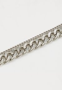 Lanț din metal argintiu cu încheieturi alternante mari și mici, având un finisaj neted și un design plat clasic.