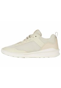 Zapatilla atlética beige con material de malla y sintético, punta redondeada, suela plana y sistema de cordones minimalista. Lengüeta trasera para poner y quitar fácilmente.