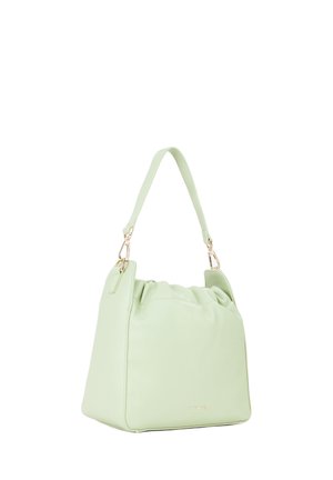Borsa a mano in pelle morbida verde chiaro con parte superiore arricciata, tracolla singola e fibbie in metallo color oro.