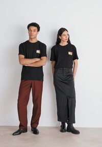 Tommy Jeans TJM REG SUMMER FLAG TEE EXT - T-shirt con stampa - black