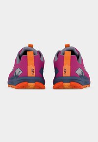 Ζεύγος μωβ και πορτοκαλί παπουτσιών για τρέξιμο σε μονοπάτι, που φαίνονται από πίσω, με το γράμμα "GTR" στις πορτοκαλί ταινίες έλξης και ανθεκτικές πορτοκαλί σόλες.