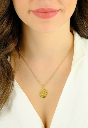 Collier en or avec un pendentif en forme de mini râpe à fromage. La chaîne est délicate, mettant en valeur la texture brillante du pendentif et ses détails élaborés.