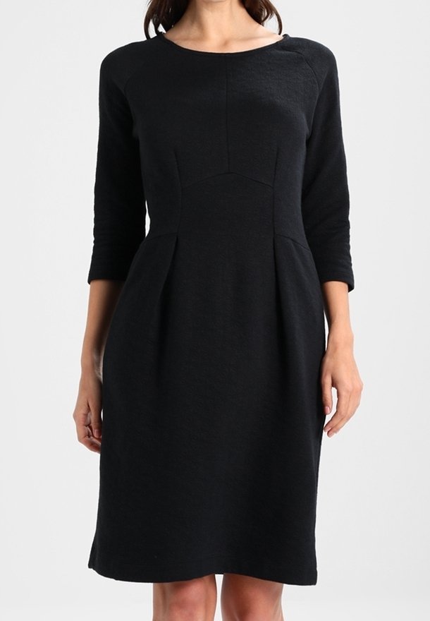 Vestido negro hasta la rodilla hecho de tela texturizada, con cuello redondo, mangas tres cuartos y un corsé ajustado con pinzas.