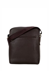 Borsa a tracolla in pelle marrone con una texture a grana fine, una tasca frontale con zip e una tracolla regolabile marrone. Forma rettangolare con design minimalista.