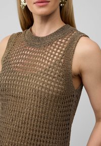 Bruine gebreide tanktop met een open haakpatroon, ronde halslijn en mouwloos ontwerp, dat een gestructureerde, ademende stof toont.