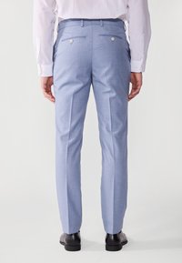 Himmelblaue maßgeschneiderte Hose aus strukturiertem Stoff, mit flacher Vorderseite und zwei Gesäßtaschen mit Knopfverschlüssen.