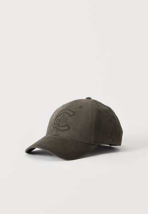 Casquette de baseball en velours côtelé vert olive foncé avec une visière incurvée cousue et un logo "CC" en relief sur le panneau avant, présentée sur un fond blanc uni.