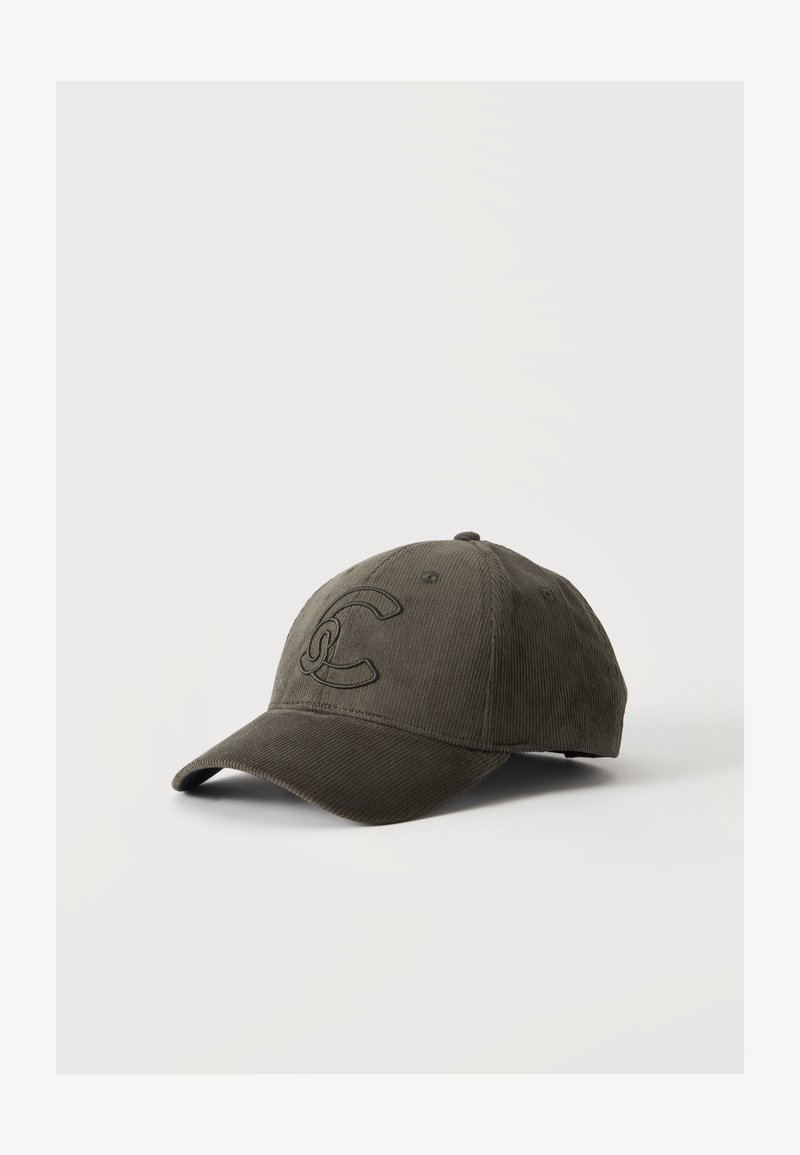 Casquette de baseball en velours côtelé vert olive foncé avec une visière incurvée cousue et un logo "CC" en relief sur le panneau avant, présentée sur un fond blanc uni.
