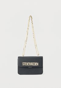 Μαύρη ορθογώνια τσάντα ώμου με χρυσή αλυσίδα και χρυσό λογότυπο "Steve Madden" στην εμπρόσθια πτέρυγα, πάνω σε λευκό φόντο.