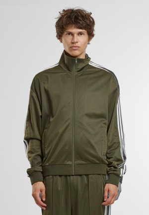 Olijfgroene zip-up jas met hoge kraag, voorzien van witte strepen langs de mouwen en een soepele, glanzende textuur.