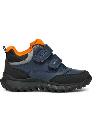 Baskets bleu marine avec des accents orange. Fabriquées en matériaux synthétiques, avec deux bandes Velcro, semelle en caoutchouc et semelle texturée pour une meilleure adhérence.
