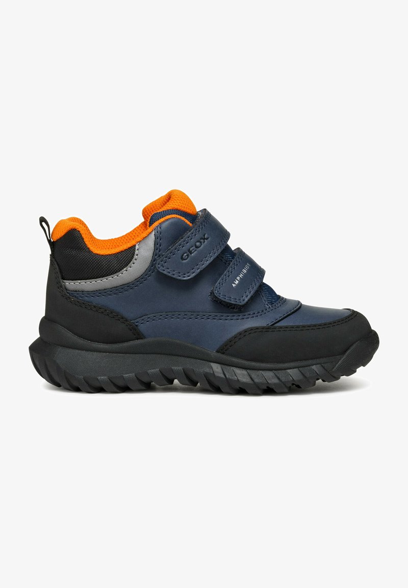 Sneaker blu navy con dettagli arancioni. Realizzati in materiali sintetici, dotati di due cinturini in Velcro, suola in gomma e battistrada texturizzato per una buona aderenza.