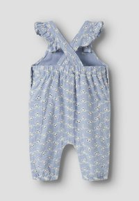 Šviesiai mėlynas kombinezonas su baltu siuvinėtu raštu, raukšlėtomis petnešėlėmis, elastinėmis rankogaliais ir dviem šoninėmis kišenėmis.