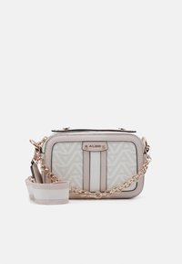 Kabelka přes tělo s geometrickým vzorem v světle šedé a béžové. Obsahuje řetízkový popruh a akcent s logem. Hladká textura s pevným tvarem.