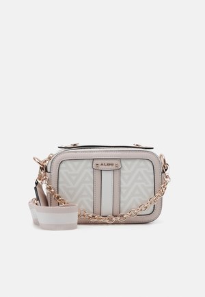 Borsa a tracolla con motivo geometrico in grigio chiaro e beige. Presenta una tracolla a catena e un accento con il logo. Texture liscia con forma strutturata.