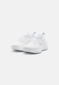 Scarpe sportive bianche con una tomaia texturizzata, punta arrotondata e lacci. Presentano un logo discreto, un tallone rinforzato e una suola imbottita.