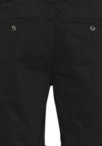Schwarze Hosen aus einem Baumwollmischgewebe, mit zwei schrägen Fronttaschen, einem doppelten Knopfverschluss und ohne sichtbare Muster oder Akzente.