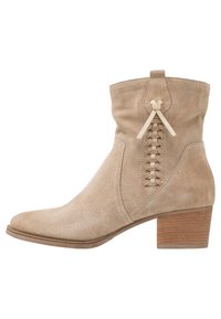 Beżowe zamszowe botki za kostkę z zaokrąglonym noskiem, dekoracyjnym sznurowaniem z boku i stylowym drewnianym obcasem. Gładka tekstura i prosty design.
