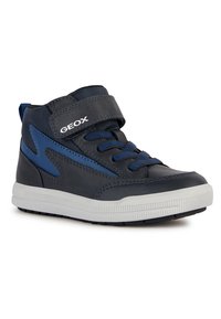 Stivali alla caviglia in pelle blu scuro con cinturino in velcro, suola in gomma, dettagli testurizzati e cuciture. Marchio Geox sul cinturino.