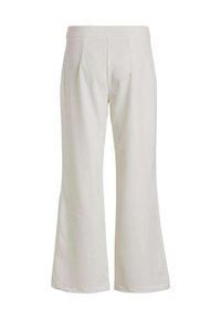Pantalons blancs évasés avec une texture lisse, présentant une taille plate et des plis sur le devant, alignés pour un look propre et taillé.