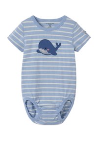 Vaaleansininen raidallinen haalaripuku lyhyillä hihoilla, jossa on valas-applikaatio edessä, ja alaosassa nepparikiinnitys helppoa pukemista varten.