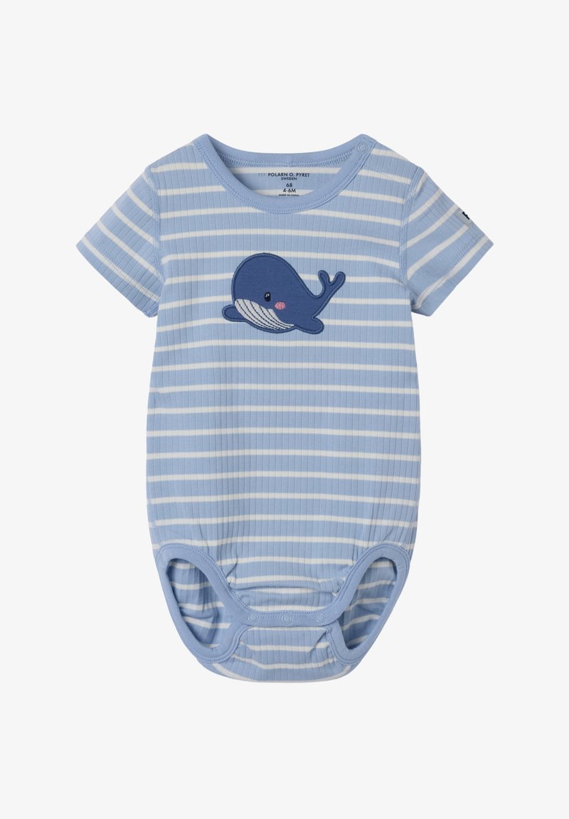 Vaaleansininen raidallinen haalaripuku lyhyillä hihoilla, jossa on valas-applikaatio edessä, ja alaosassa nepparikiinnitys helppoa pukemista varten.