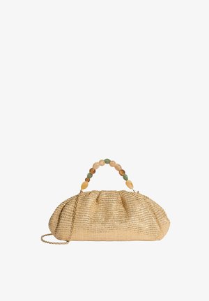 Beige kudottu clutch-laukku, jossa on kaartuva vihreän ja ruskean sävyinen helmikoristeinen kahva sekä ohut kultainen ketjuhihna.