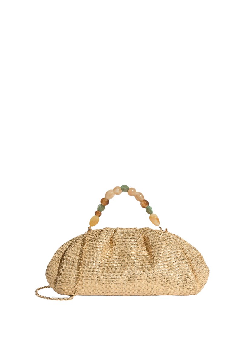 Geantă plic bej țesută, cu mâner curbat decorat cu mărgele în tonuri verzi și maro și o curea subțire din lanț auriu.