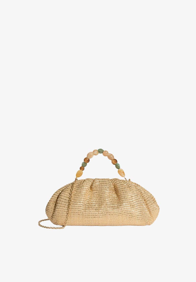 Geantă plic bej țesută, cu mâner curbat decorat cu mărgele în tonuri verzi și maro și o curea subțire din lanț auriu.
