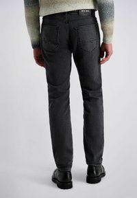 Zwarte denim jeans met een rechte pijp, voorzien van twee achterzakken en een subtiele textuurafwerking, aangevuld met een logolabel op de tailleband.