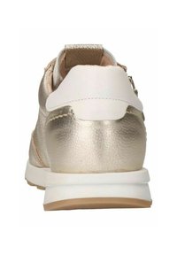 Metalen gouden sneaker met een witte hielcounter en beige accenten. Heeft een gestructureerd oppervlak en een gewatteerde witte zool voor comfort.