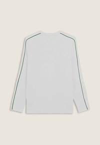 Camicia a maniche lunghe in cotone bianco con strisce laterali verdi, colletto girocollo e vestibilità rilassata. Tessuto liscio con dettaglio dell'orlo cucito.