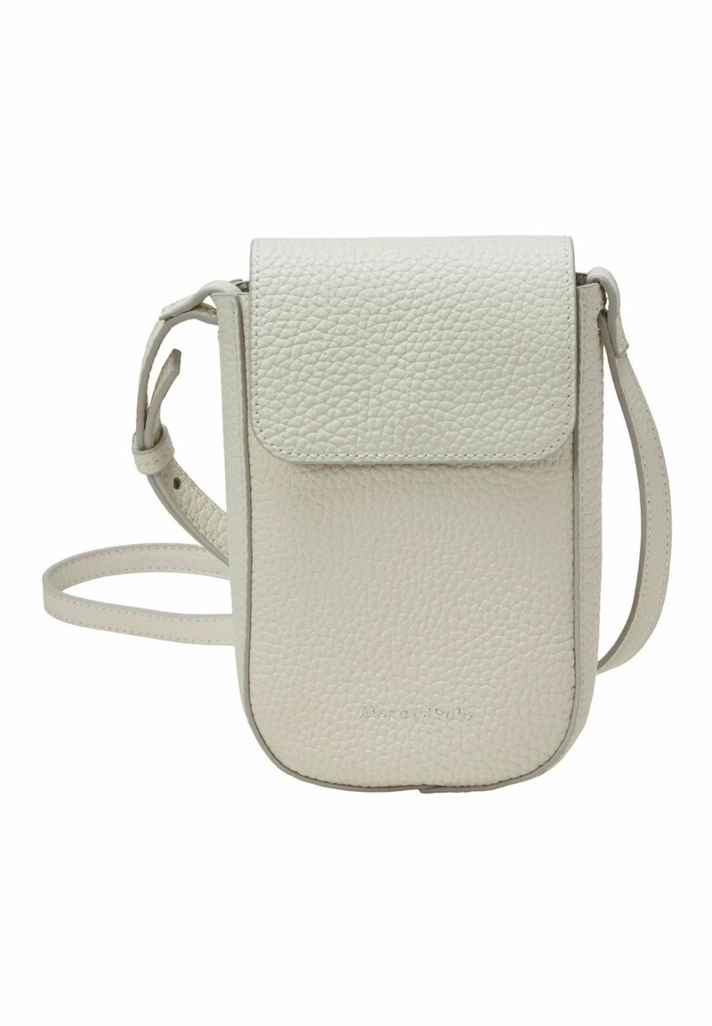 Weißes strukturiertes Leder-Crossbody-Tasche mit Klappenverschluss, verstellbarem Riemen und dezent geprägtem Branding auf der Vorderseite in der Nähe des Bodens.