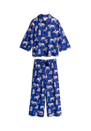 Gros plan sur le col d'une chemise bleue avec des illustrations de lions roses et des motifs d'étoiles et de lunes célestes.